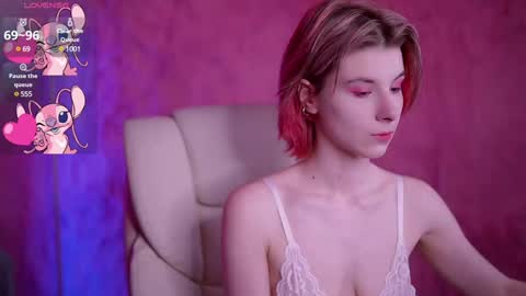 haylaamber online show from February 8, 8:10 pm