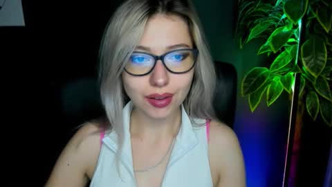 Snapshot of heidi_pleasure chatting on September 22, 4:11 am Heidi online show from September 22, 4:11 am