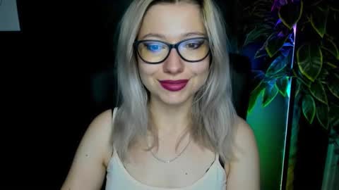 Snapshot of heidi_pleasure chatting on September 17, 4:32 am Heidi online show from September 17, 4:32 am