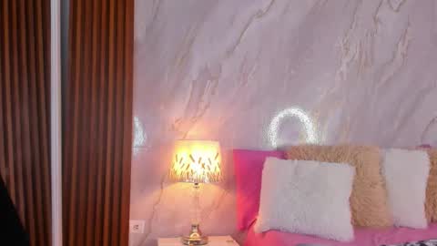 Helena Santos  online show from February 4, 11:02 am