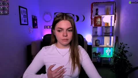 Helli online show from April 15, 9:37 pm