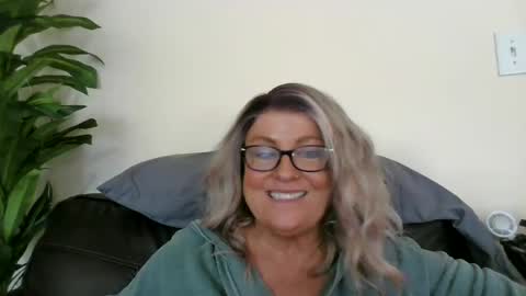 Hunnys Hive online show from June 19, 5:49 pm