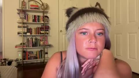 hellokittyluverr online show from November 4, 6:07 am