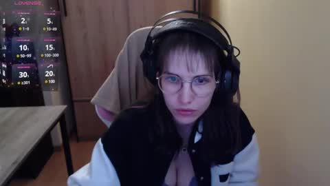 HeraLuna  online show from December 8, 9:30 pm