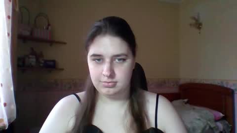 hess_luna_ online show from February 26, 10:36 am