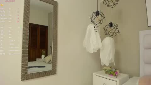 Snapshot of hilaryr29 chatting on October 18, 10:44 pm Hilary online show from October 18, 10:44 pm