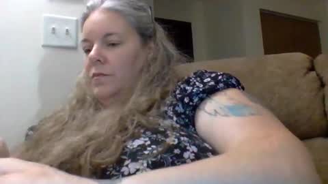 hippysnewhere online show from May 22, 9:40 am