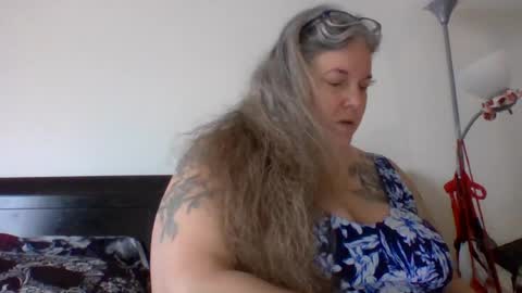hippysnewhere online show from July 19, 12:02 am