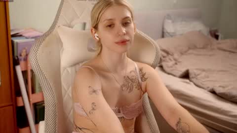 Holly online show from June 2, 8:43 pm