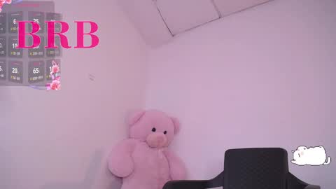 Snapshot of holly_16 chatting on February 14, 7:23 pm holly_16 online show from February 14, 7:23 pm