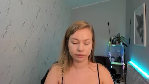 Snapshot of holly_bb95 chatting on September 17, 6:06 pm Holly online show from September 17, 6:06 pm