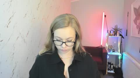 Snapshot of holly_bb95 chatting on October 8, 7:40 pm Holly online show from October 8, 7:40 pm