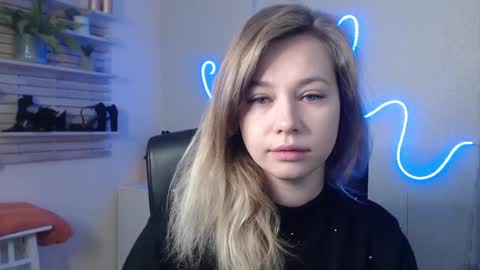 Snapshot of holly_bb95 chatting on December 18, 4:42 am Holly online show from December 18, 4:42 am