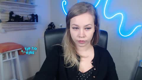 Snapshot of holly_bb95 chatting on December 30, 6:31 am Holly online show from December 30, 6:31 am