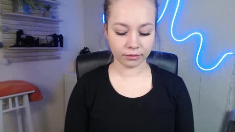 Snapshot of holly_bb95 chatting on December 31, 7:10 am Holly online show from December 31, 7:10 am