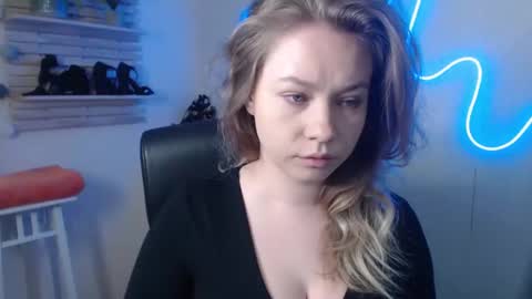 Snapshot of holly_bb95 chatting on February 18, 8:05 am Holly online show from February 18, 8:05 am