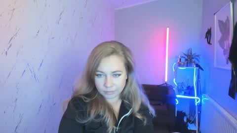 Snapshot of holly_bb95 chatting on October 16, 6:54 pm Holly online show from October 16, 6:54 pm