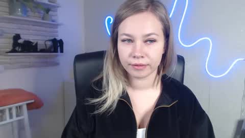 Snapshot of holly_bb95 chatting on December 16, 7:04 am Holly online show from December 16, 7:04 am