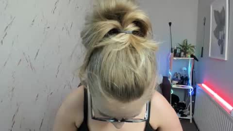 Snapshot of holly_bb95 chatting on September 10, 6:08 pm Holly online show from September 10, 6:08 pm