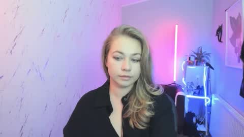 Snapshot of holly_bb95 chatting on October 17, 6:55 pm Holly online show from October 17, 6:55 pm