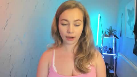Snapshot of holly_bb95 chatting on October 14, 6:21 pm Holly online show from October 14, 6:21 pm