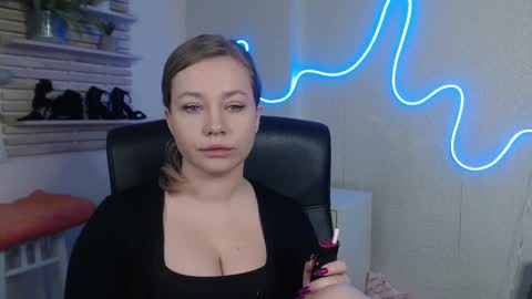 Snapshot of holly_bb95 chatting on February 27, 12:21 am Holly online show from February 27, 12:21 am