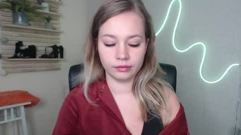 Snapshot of holly_bb95 chatting on December 4, 6:00 am Holly online show from December 4, 6:00 am