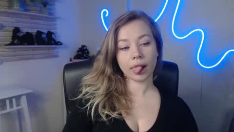 Snapshot of holly_bb95 chatting on February 19, 2:12 am Holly online show from February 19, 2:12 am