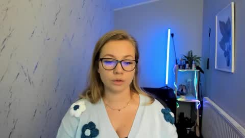 Snapshot of holly_bb95 chatting on September 30, 5:18 pm Holly online show from September 30, 5:18 pm