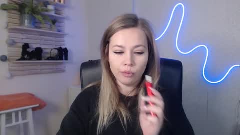Snapshot of holly_bb95 chatting on December 9, 3:29 am Holly online show from December 9, 3:29 am