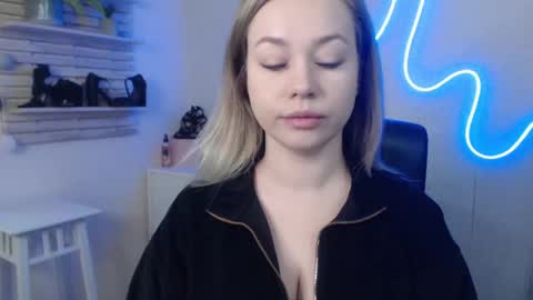 Snapshot of holly_bb95 chatting on January 17, 3:34 am Holly online show from January 17, 3:34 am