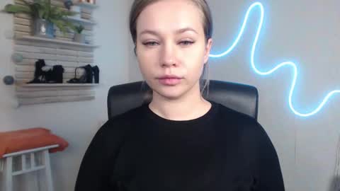 Snapshot of holly_bb95 chatting on December 5, 3:26 am Holly online show from December 5, 3:26 am