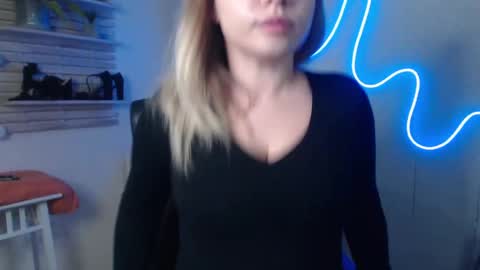 Snapshot of holly_bb95 chatting on December 19, 3:51 am Holly online show from December 19, 3:51 am