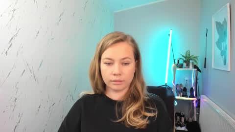Snapshot of holly_bb95 chatting on October 6, 4:56 pm Holly online show from October 6, 4:56 pm
