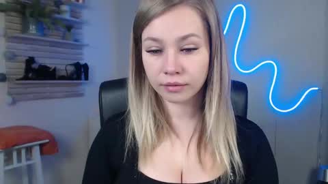 Snapshot of holly_bb95 chatting on December 23, 6:44 am Holly online show from December 23, 6:44 am