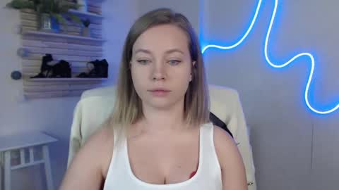 Snapshot of holly_bb95 chatting on March 12, 12:20 am Holly online show from March 12, 12:20 am