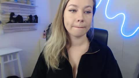 Snapshot of holly_bb95 chatting on January 24, 4:37 am Holly online show from January 24, 4:37 am