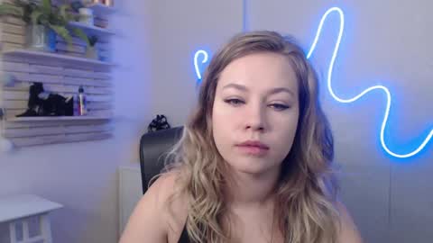 Snapshot of holly_bb95 chatting on January 13, 3:23 am Holly online show from January 13, 3:23 am