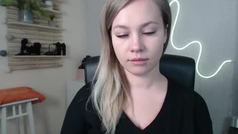 Snapshot of holly_bb95 chatting on December 6, 1:51 am Holly online show from December 6, 1:51 am