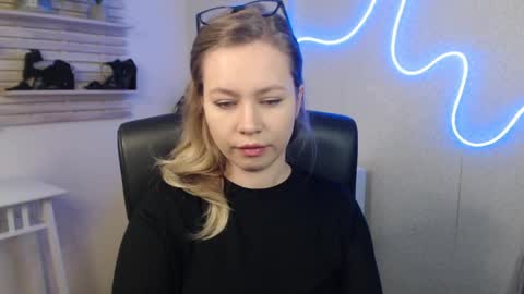 Snapshot of holly_bb95 chatting on March 7, 1:09 am Holly online show from March 7, 1:09 am