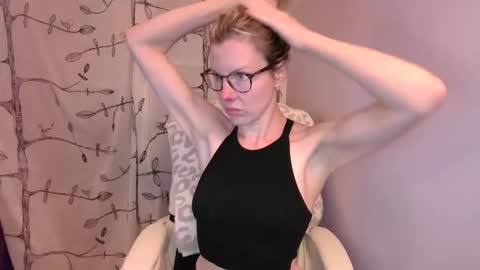holly_bourbon online show from June 6, 1:01 am