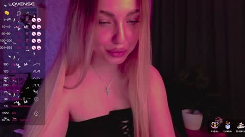 Snapshot of holly_molly8 chatting on January 28, 7:00 pm holly_molly8 online show from January 28, 7:00 pm