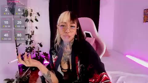 Holly Hudson     online show from June 30, 12:26 pm