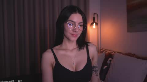 Holly Linder online show from April 9, 4:59 am