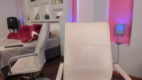 hollypeach_ online show from April 2, 1:08 pm