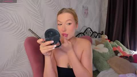 Snapshot of hollyylee chatting on September 20, 1:05 am Emma online show from September 20, 1:05 am