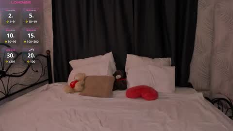 Snapshot of hollyylee chatting on October 20, 1:19 am Emma online show from October 20, 1:19 am