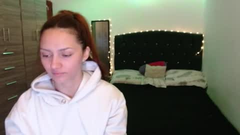 holy_julii online show from June 1, 3:52 am