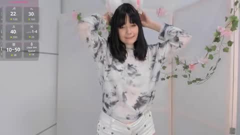 Snapshot of honeey_beee chatting on October 1, 10:48 pm May online show from October 1, 10:48 pm