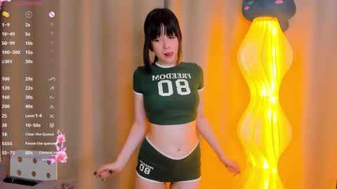 Snapshot of honeey_beee chatting on October 9, 8:13 pm May online show from October 9, 8:13 pm